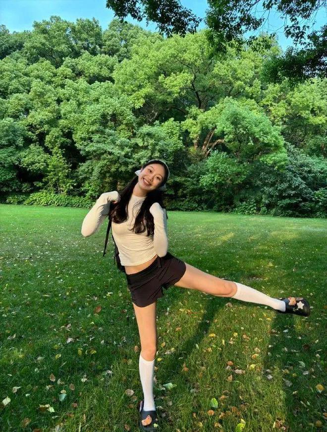 公园的草坪拍照太好看了！春天户外草坪拍照姿势合集(图2)