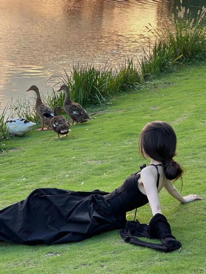 公园的草坪拍照太好看了！春天户外草坪拍照姿势合集(图1)