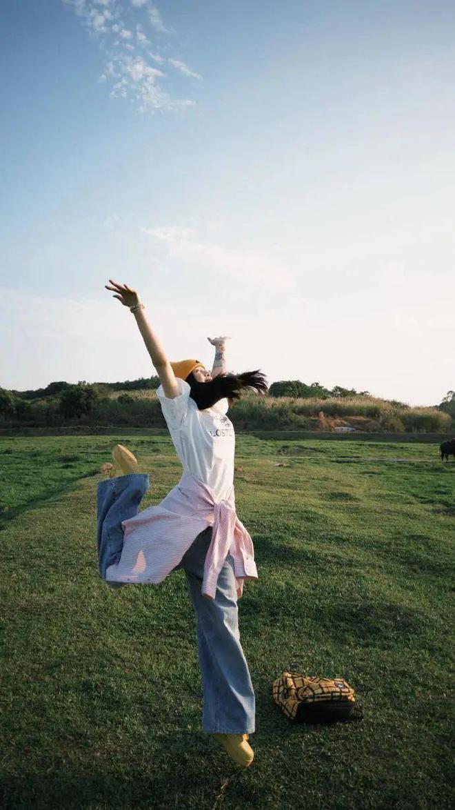 公园的草坪拍照太好看了！春天户外草坪拍照姿势合集(图3)