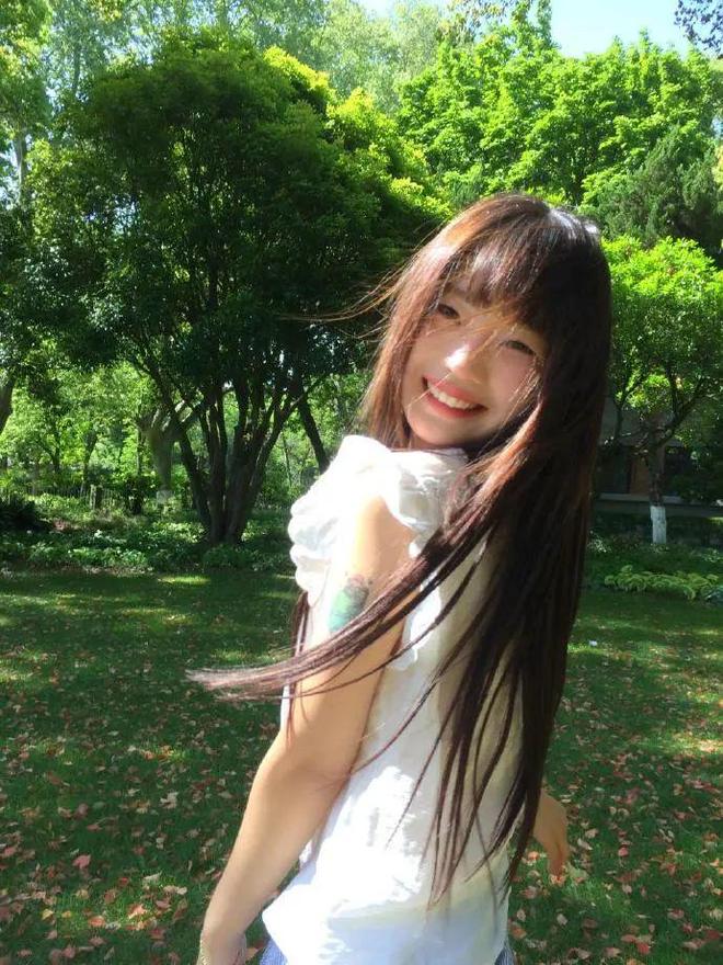 公园的草坪拍照太好看了！春天户外草坪拍照姿势合集(图4)