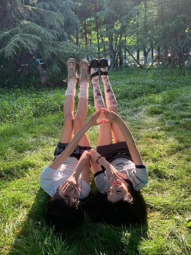 公园的草坪拍照太好看了！春天户外草坪拍照姿势合集(图6)