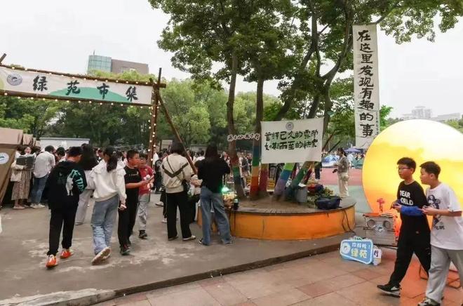 毕业季这所学校为何选择集体露营、篝火等仪式？(图1)