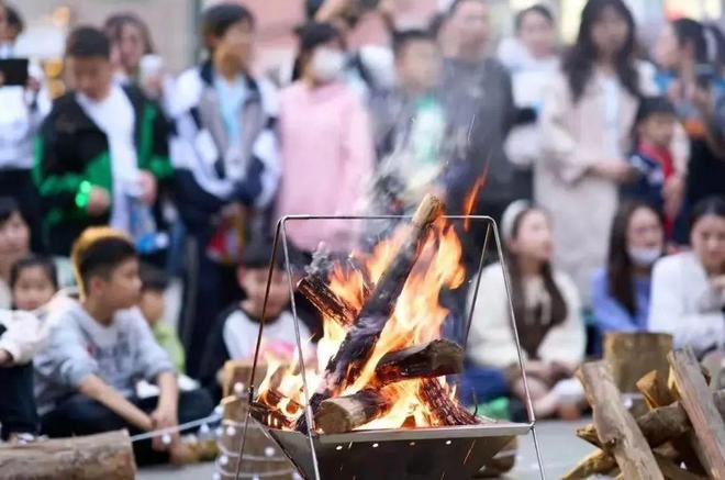 毕业季这所学校为何选择集体露营、篝火等仪式？(图3)