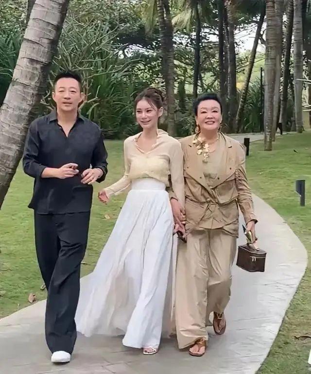 无敌了！汪小菲夫妇巴厘岛烛光晚餐秀恩爱全家上阵霸气护驾(图4)