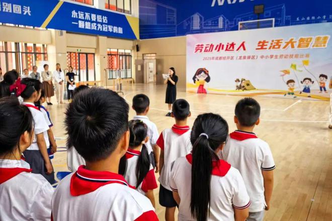 小孩哥小孩姐展技能！缝纽扣、搭帐篷、做风筝样样都行(图1)
