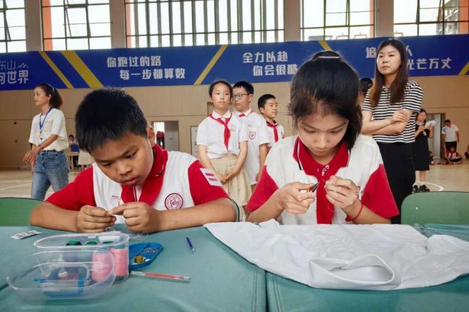 小孩哥小孩姐展技能！缝纽扣、搭帐篷、做风筝样样都行(图3)