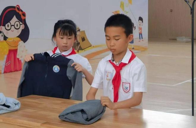 小孩哥小孩姐展技能！缝纽扣、搭帐篷、做风筝样样都行(图2)