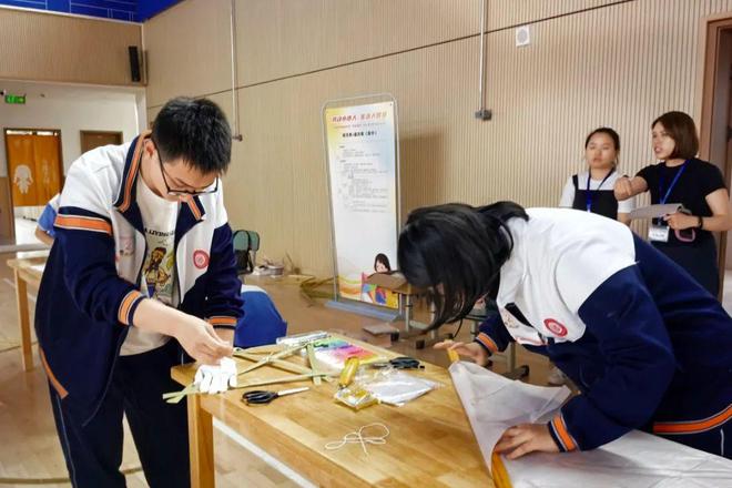 小孩哥小孩姐展技能！缝纽扣、搭帐篷、做风筝样样都行(图6)