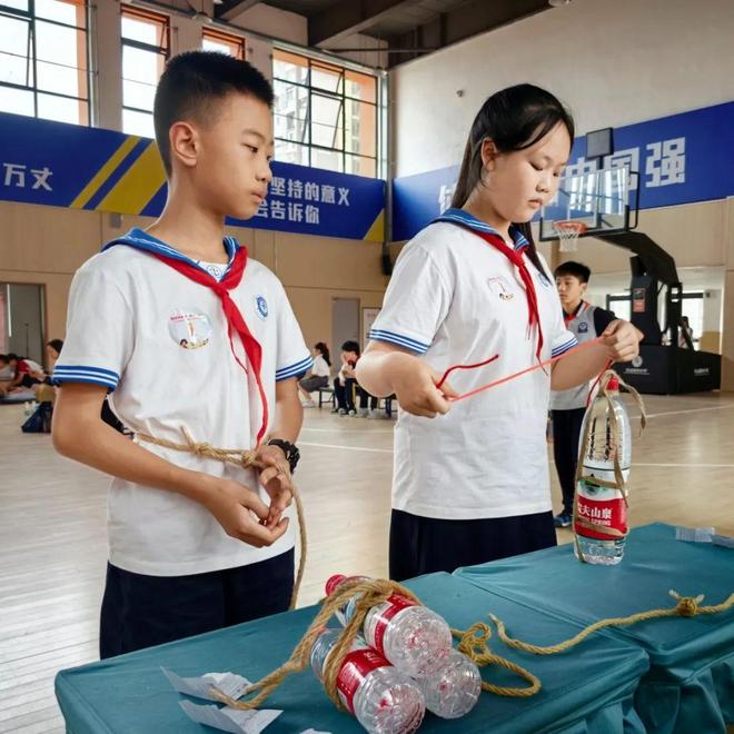 小孩哥小孩姐展技能！缝纽扣、搭帐篷、做风筝样样都行(图4)