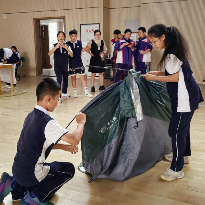 小孩哥小孩姐展技能！缝纽扣、搭帐篷、做风筝样样都行(图5)