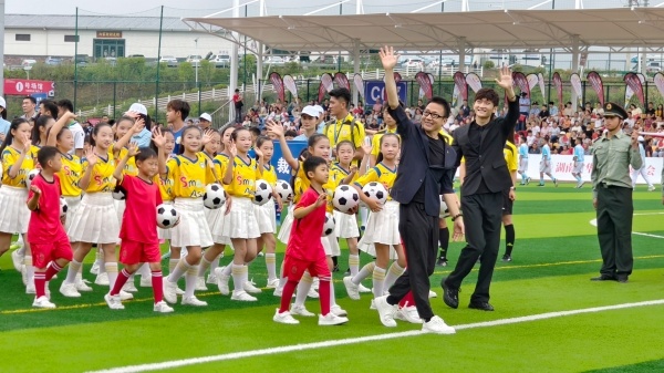 第六届“侨心杯”少年足球邀请赛在邵阳隆回圆满落幕——足球连四海侨心向未来(图1)