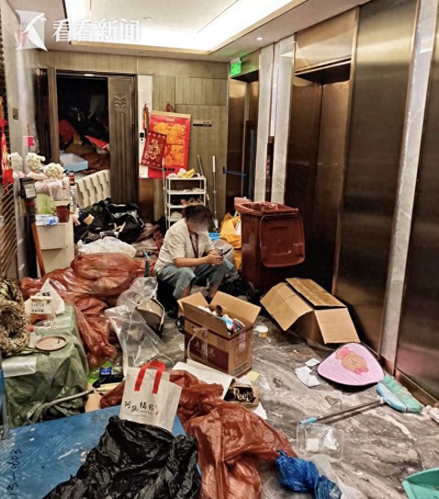 老人住顶流小区也拾荒？3600万豪宅堆满垃圾(图1)
