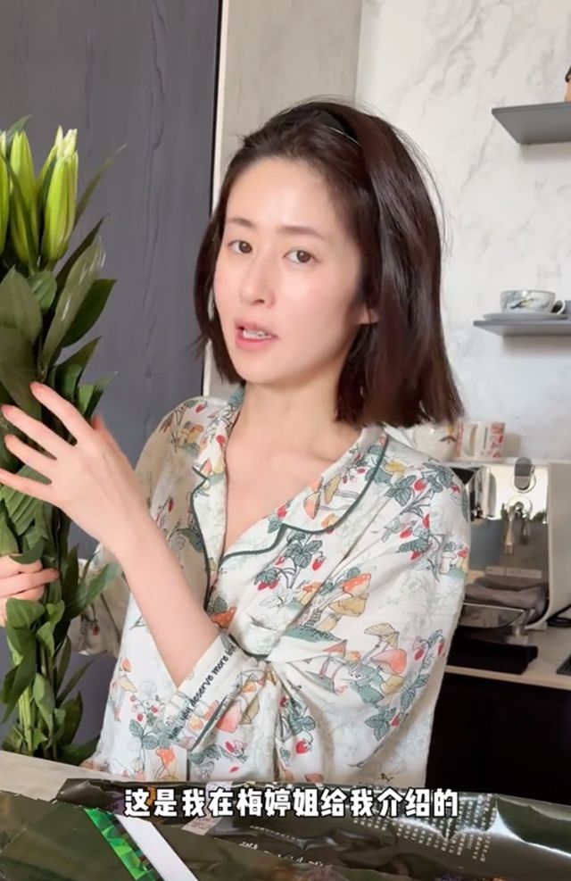 颖儿邀朋友来北京别墅露营庭院内搭帐篷和超大充气城堡好惬意(图2)