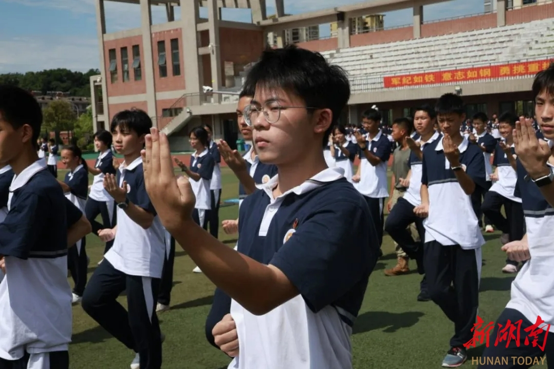 高温“炙烤”撞上军训！长沙各中学巧妙开启“清凉战术”(图1)