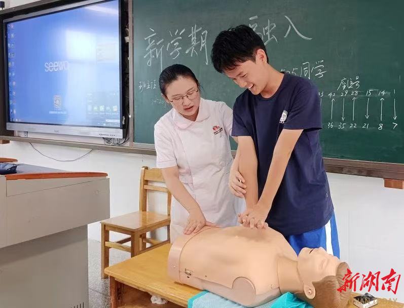 高温“炙烤”撞上军训！长沙各中学巧妙开启“清凉战术”(图3)