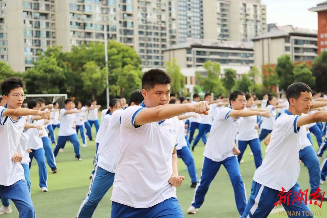 高温“炙烤”撞上军训！长沙各中学巧妙开启“清凉战术”(图2)