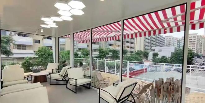 街头红盒里的秋日诗篇｜探访汤丁咖啡的集装箱美学(图4)