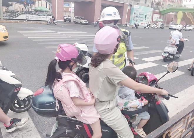 开学季多地明禁止违规电动车接送学生!3种合规接娃方式不扣不罚!(图2)