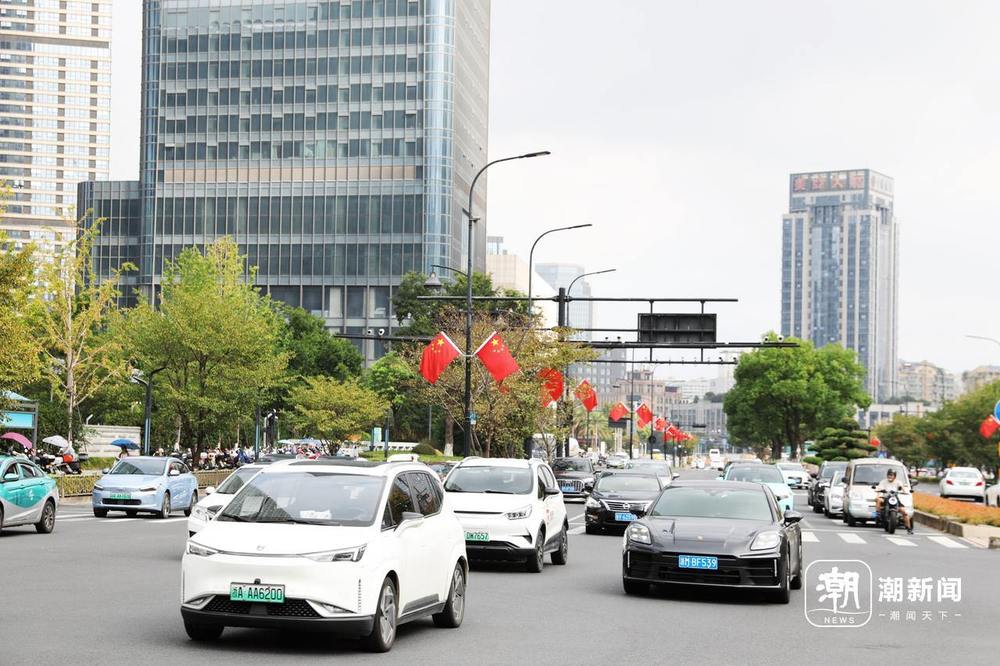 熊猫体育网站：国庆临近杭州满城“中国红”(图2)