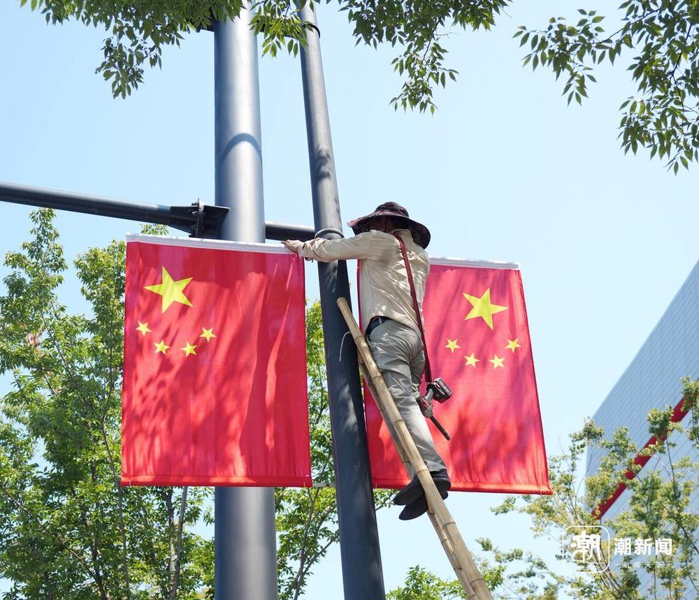 熊猫体育网站：国庆临近杭州满城“中国红”(图1)