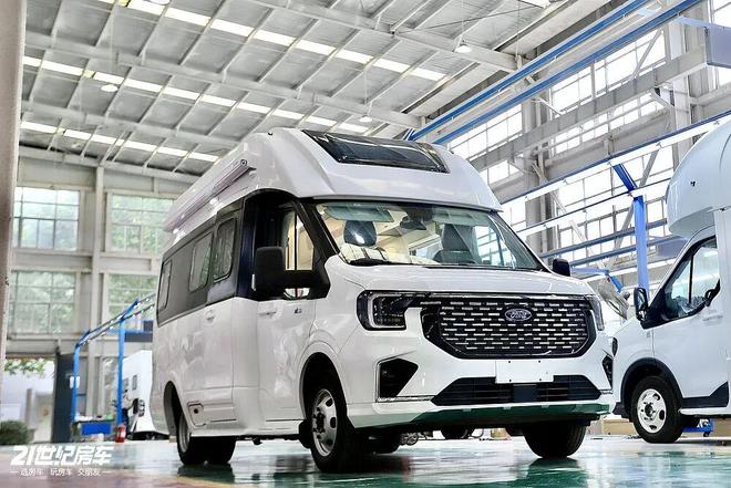 福特23T动力+无接缝车身！这款飞翔T8铁C房车如何做到“配置拉满”？(图2)