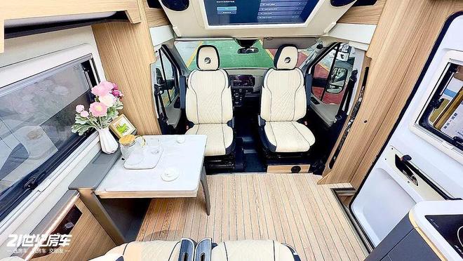 福特23T动力+无接缝车身！这款飞翔T8铁C房车如何做到“配置拉满”？(图6)