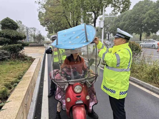天门交警开展“戴盔拆篷”整治行动(图1)