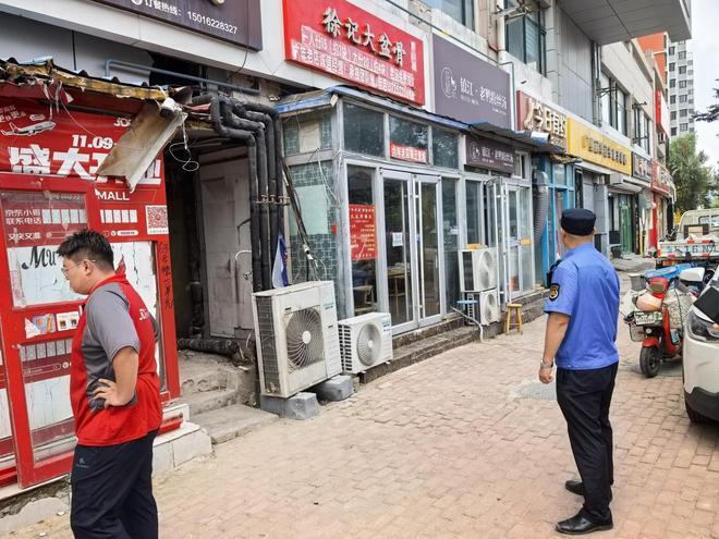 中韩街道综合行政执法中队再次拆除屡禁不止的外扩门头(图1)