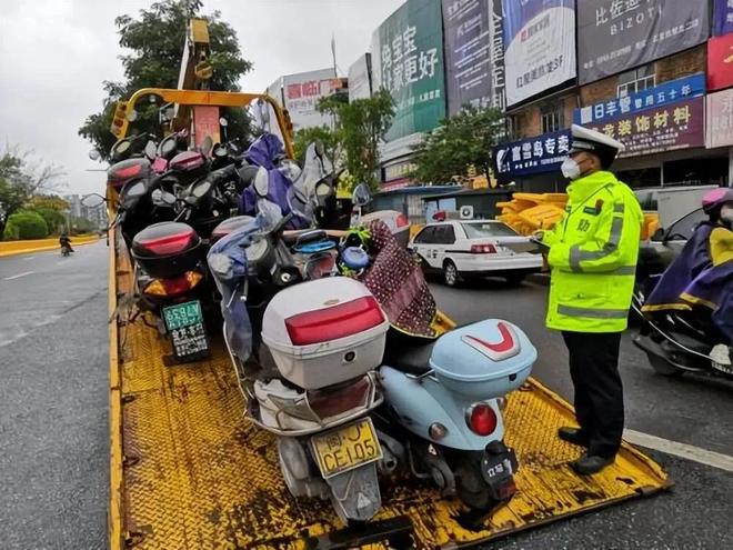 12月1日起电动车、摩托车、三轮车上路“2禁3扣4罚”处罚明确(图6)