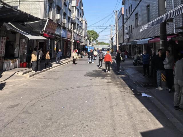 新闻追踪｜整治“马路菜场”凤强路恢复干净有序(图1)