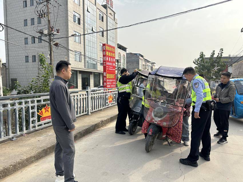 天门市卢市镇软硬兼施织密交通安全网(图2)