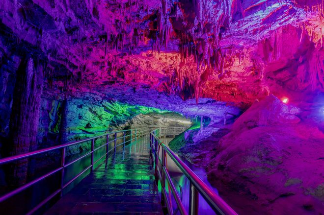 张家界亲子小包团推荐：带娃游张家界旅划算折叠婴儿车方便赏景(图1)