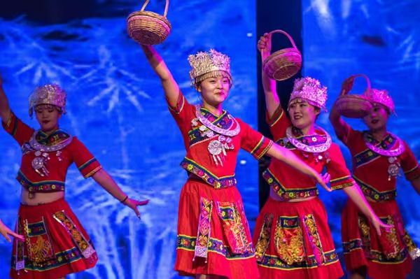 张家界亲子小包团推荐：带娃游张家界旅划算折叠婴儿车方便赏景(图3)