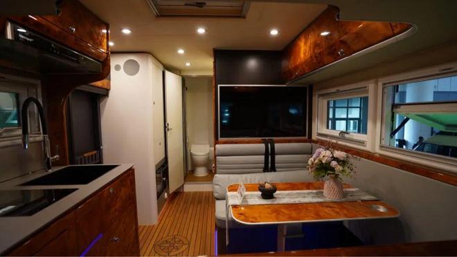 碳纤维房车的带头大哥！11月28亮相成都房车展解锁男人的终极玩具梦(图4)