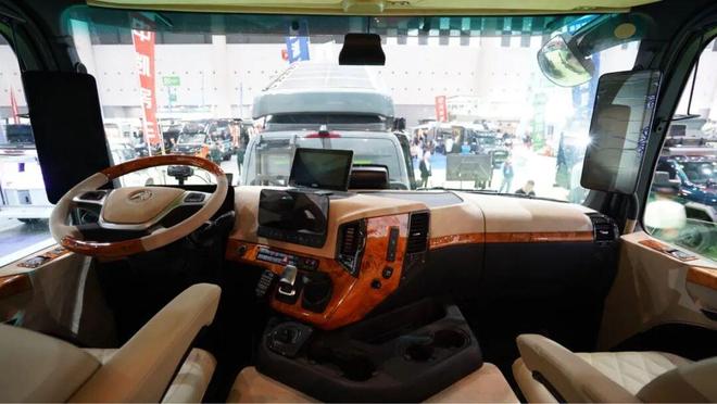 碳纤维房车的带头大哥！11月28亮相成都房车展解锁男人的终极玩具梦(图3)