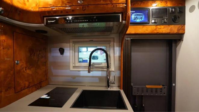 碳纤维房车的带头大哥！11月28亮相成都房车展解锁男人的终极玩具梦(图7)