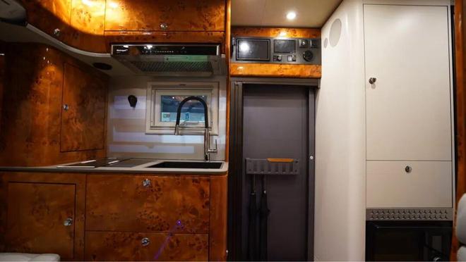 碳纤维房车的带头大哥！11月28亮相成都房车展解锁男人的终极玩具梦(图6)