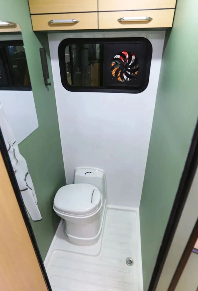 二十多万的豪华版房车11月28亮相成都房车展两室一厅带19度电(图8)