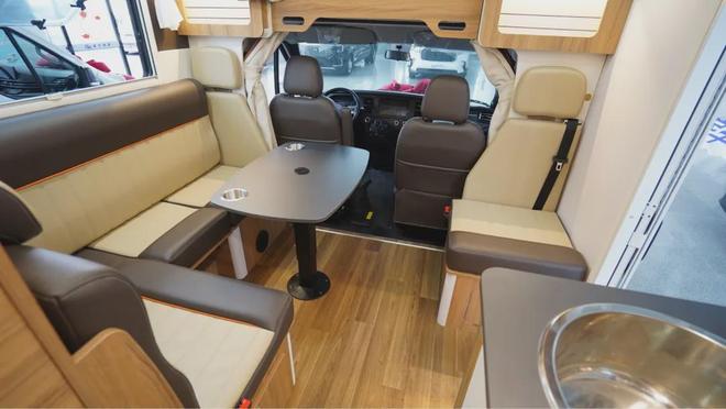 售价“2”开头的C型房车6座设计带4张床适合去全家公共出游(图6)