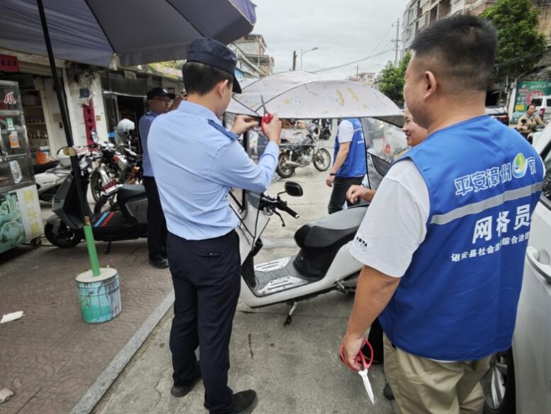 管好“小细节”守护“大安全”——诏安官陂镇开展车辆遮阳篷整治行动(图1)