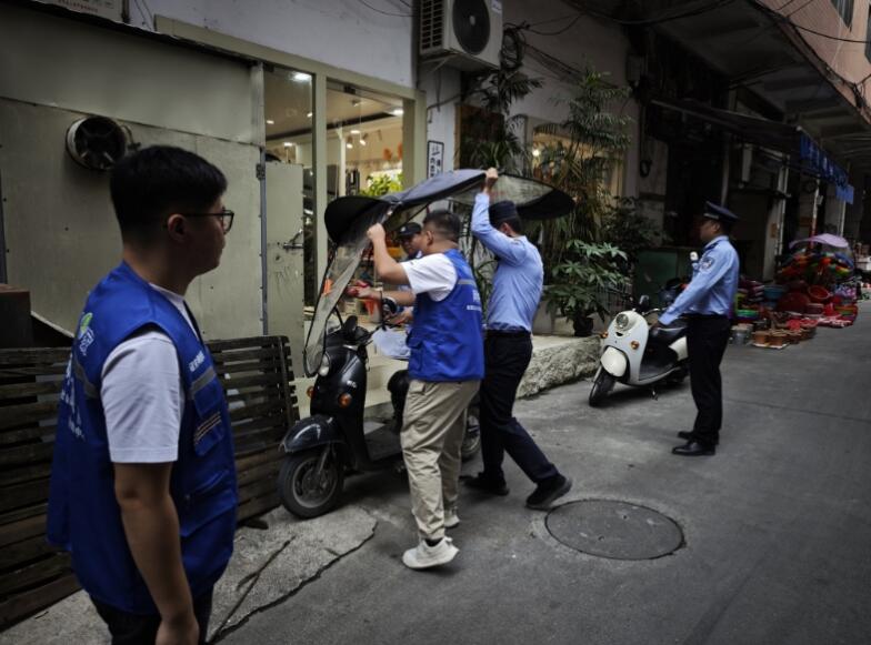 管好“小细节”守护“大安全”——诏安官陂镇开展车辆遮阳篷整治行动(图2)