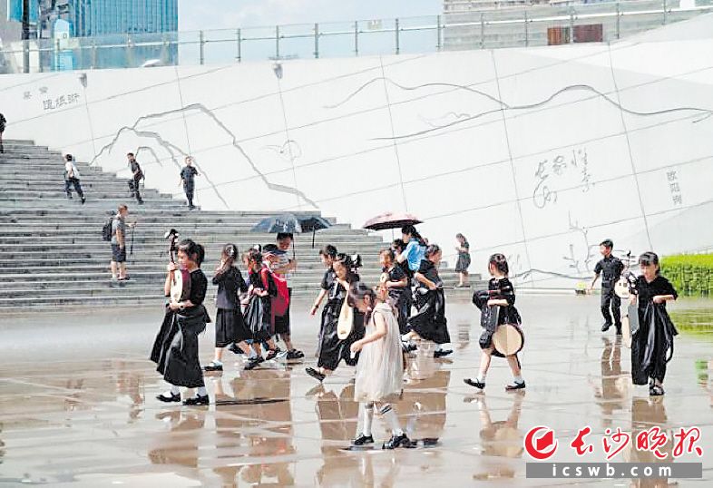 贴心施“凉”策“热游”变畅游暑期热叠加文旅热长沙各景区多举措给游客送清凉(图1)