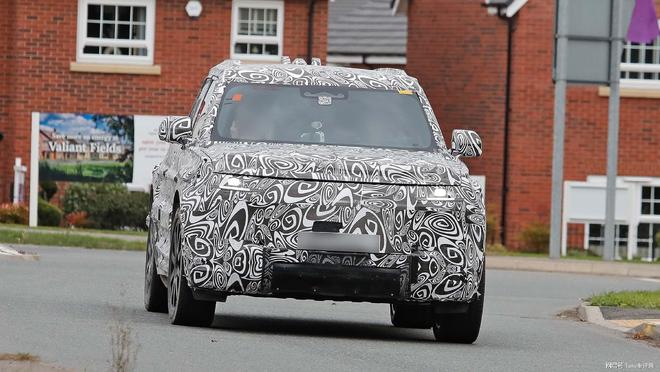 “小号卫士”要来了？路虎首款纯电卫士曝光面向年轻人(图1)