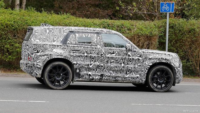 “小号卫士”要来了？路虎首款纯电卫士曝光面向年轻人(图5)