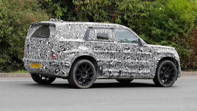 “小号卫士”要来了？路虎首款纯电卫士曝光面向年轻人(图3)