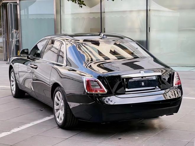 25款劳斯莱斯古斯特加长版现车手续齐全最新价格400来万(图3)