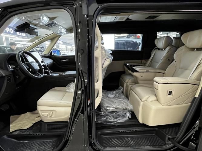 2025款丰田埃尔法依旧是商务车风向标各方面表现均衡动力够强(图2)