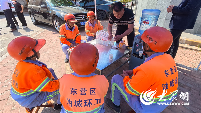 情暖油城！这个“爱心驿站”解渴又歇脚(图2)